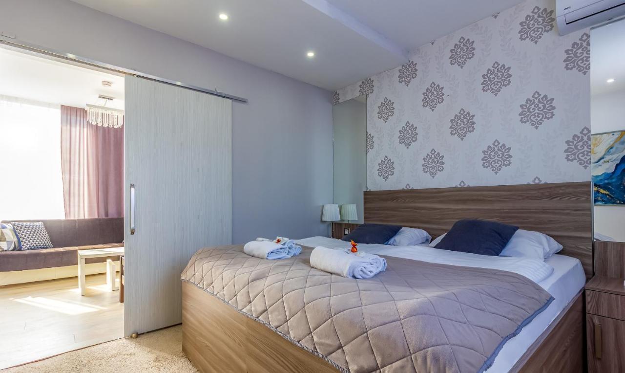 Plaza La - Night And Spa Σρέμσκα Μιτρόβιτσα Εξωτερικό φωτογραφία