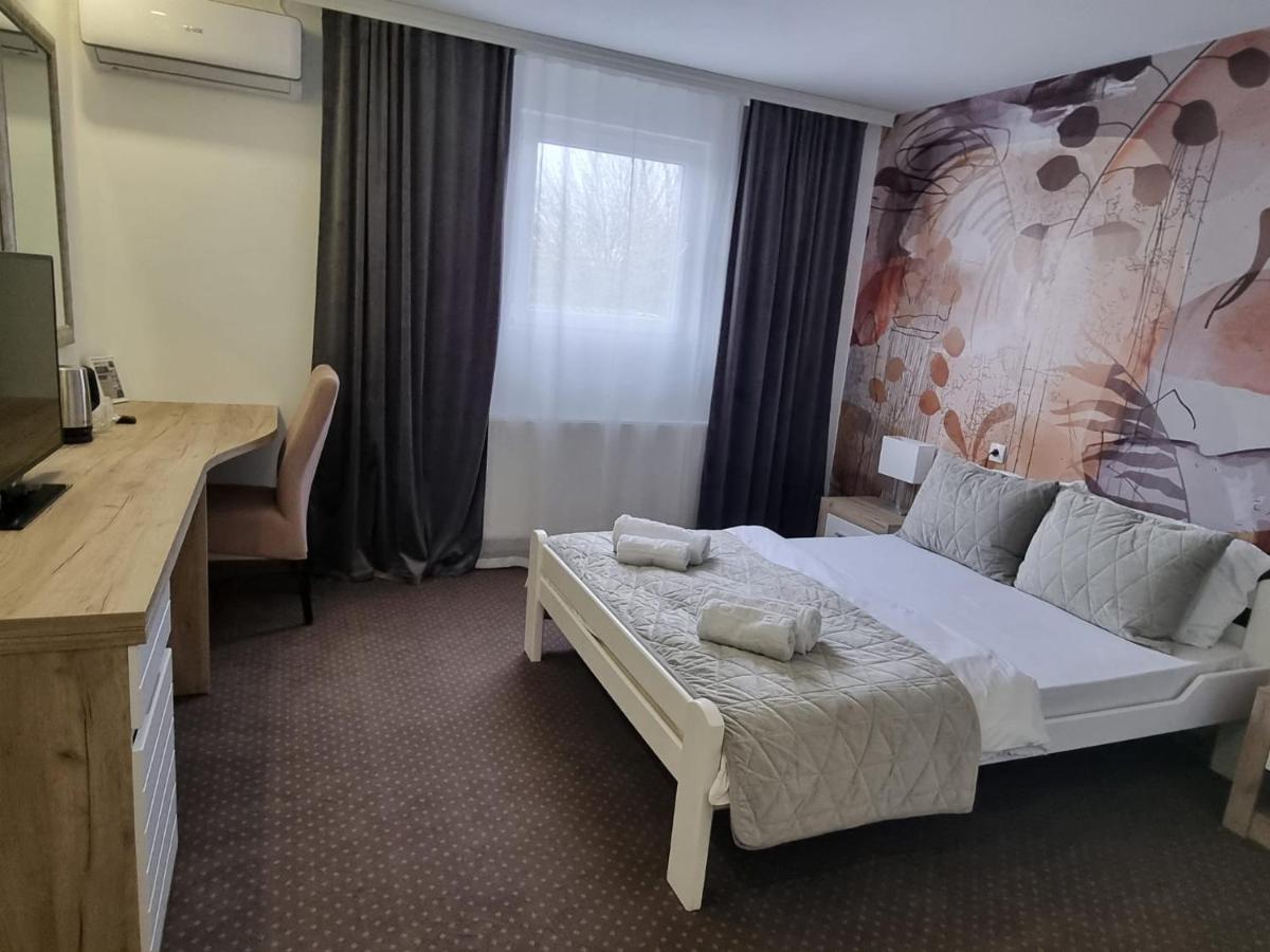 Plaza La - Night And Spa Σρέμσκα Μιτρόβιτσα Εξωτερικό φωτογραφία