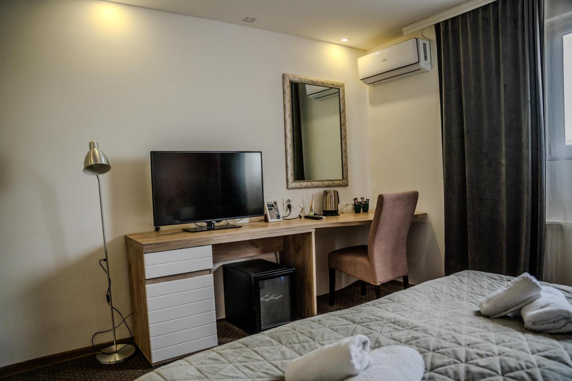 Plaza La - Night And Spa Σρέμσκα Μιτρόβιτσα Εξωτερικό φωτογραφία