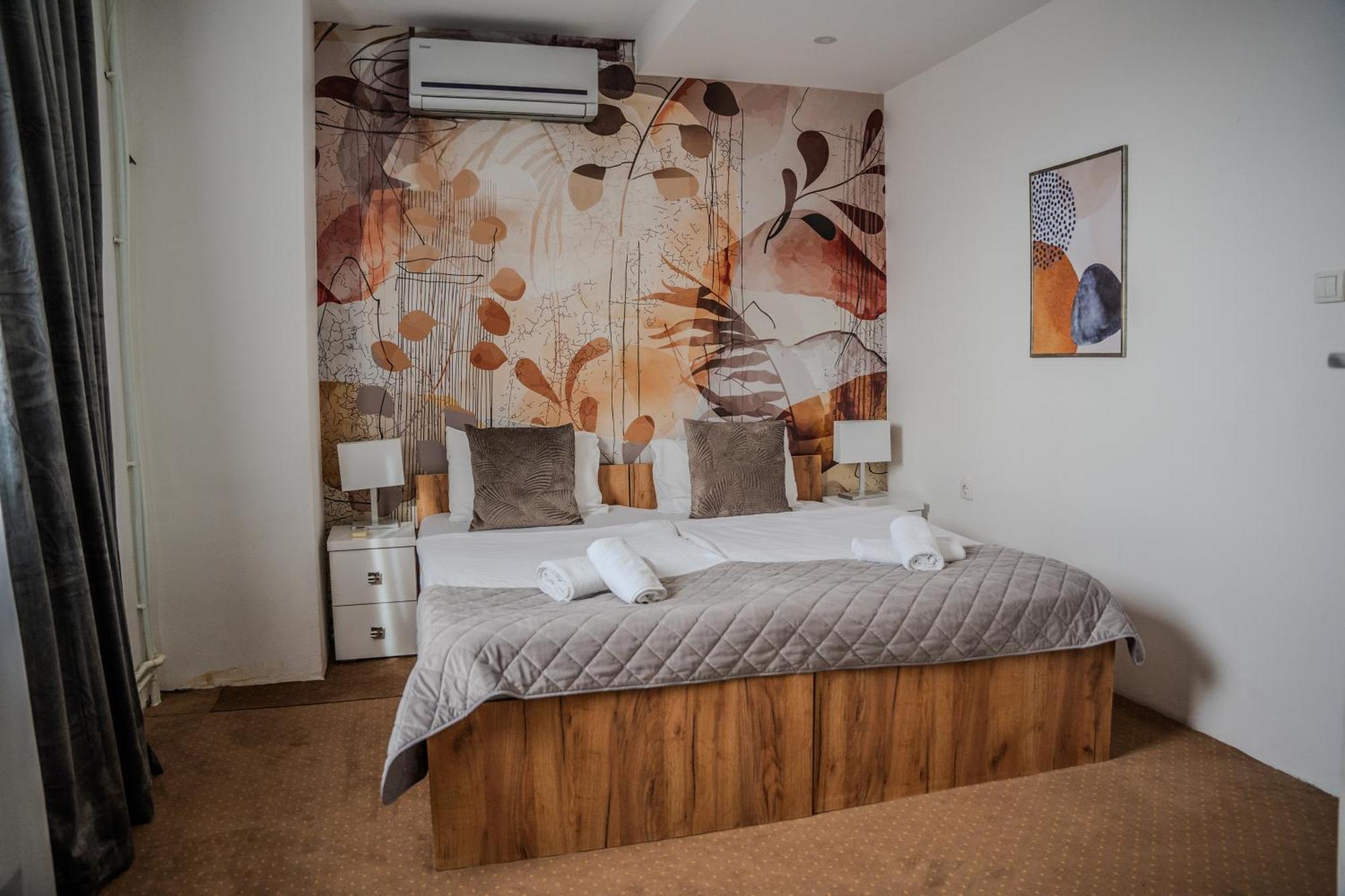 Plaza La - Night And Spa Σρέμσκα Μιτρόβιτσα Εξωτερικό φωτογραφία