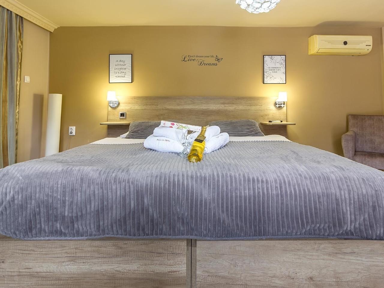 Plaza La - Night And Spa Σρέμσκα Μιτρόβιτσα Εξωτερικό φωτογραφία